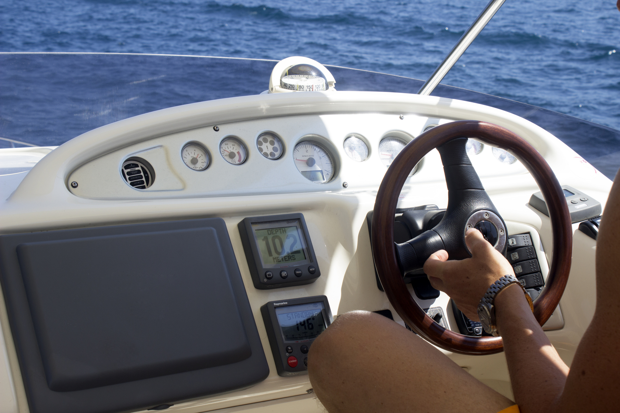 Yachting interior commands sea 